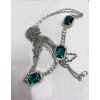 Collier poitrine argentée et zircone vert